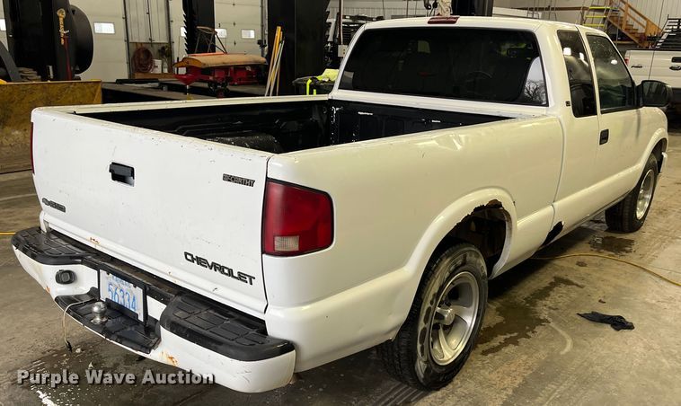 image for item MN9465 2001 Chevrolet S10  Ext. Cab pickup truck