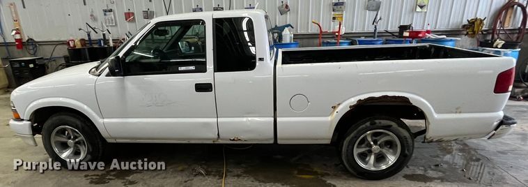 image for item MN9465 2001 Chevrolet S10  Ext. Cab pickup truck