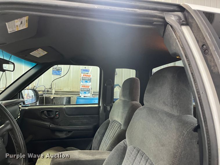 image for item MN9465 2001 Chevrolet S10  Ext. Cab pickup truck