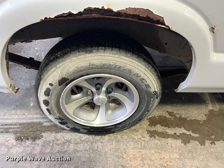 image for item MN9465 2001 Chevrolet S10  Ext. Cab pickup truck