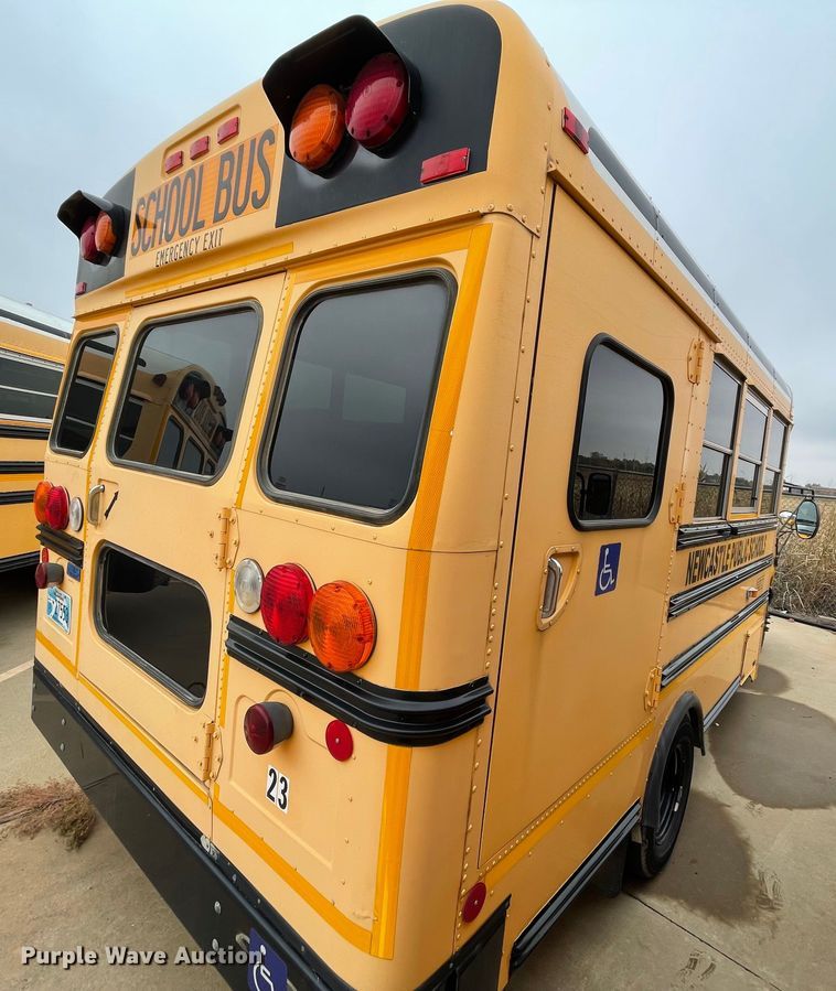 image for item MR9494 2007 Ford E450 Super Duty  school bus