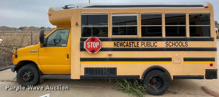 image for item MR9494 2007 Ford E450 Super Duty  school bus