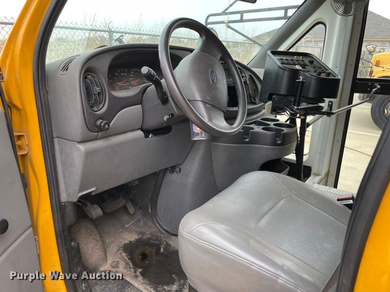 image for item MR9494 2007 Ford E450 Super Duty  school bus
