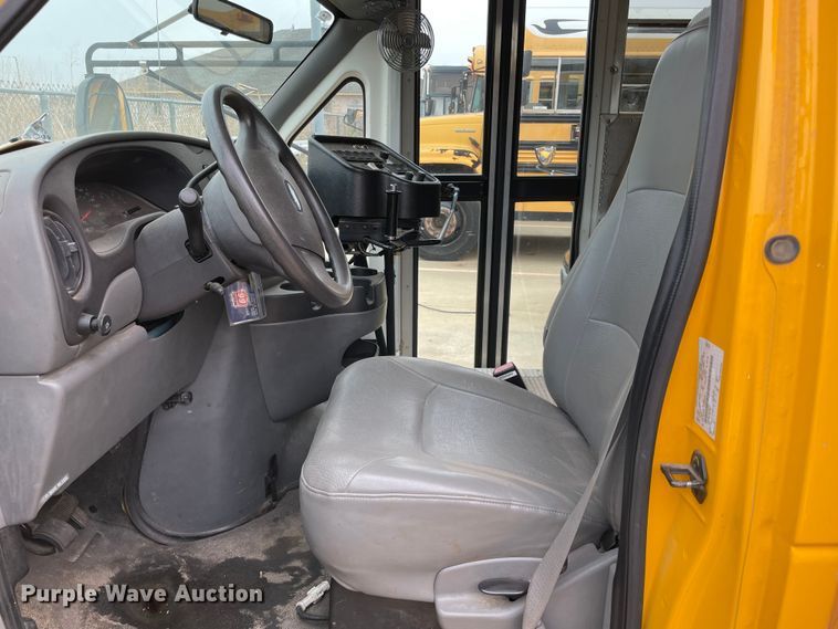 image for item MR9494 2007 Ford E450 Super Duty  school bus