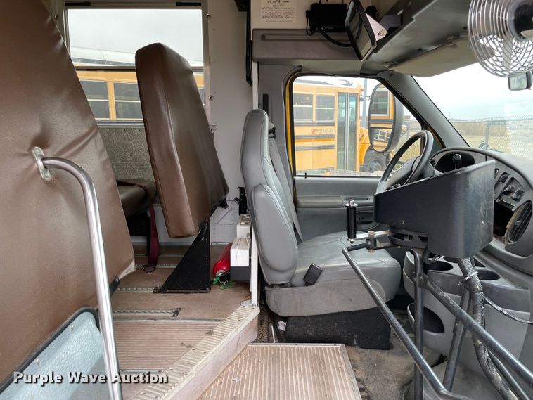 image for item MR9494 2007 Ford E450 Super Duty  school bus