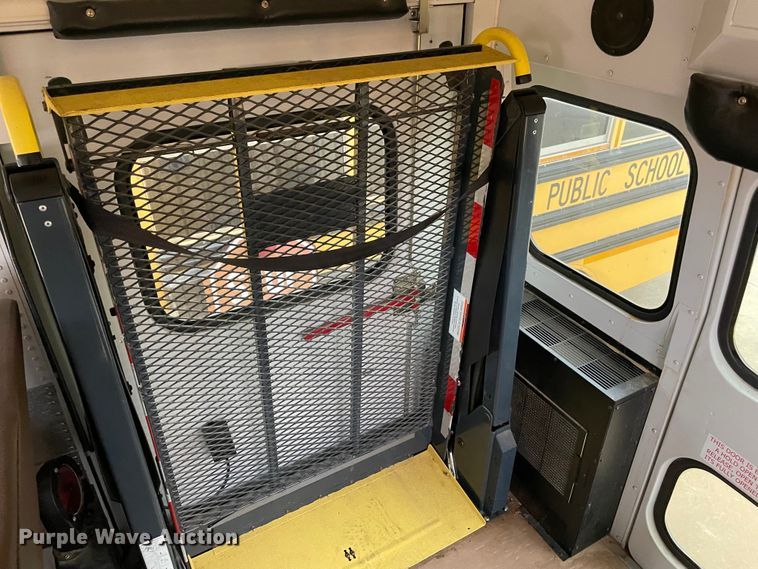 image for item MR9494 2007 Ford E450 Super Duty  school bus