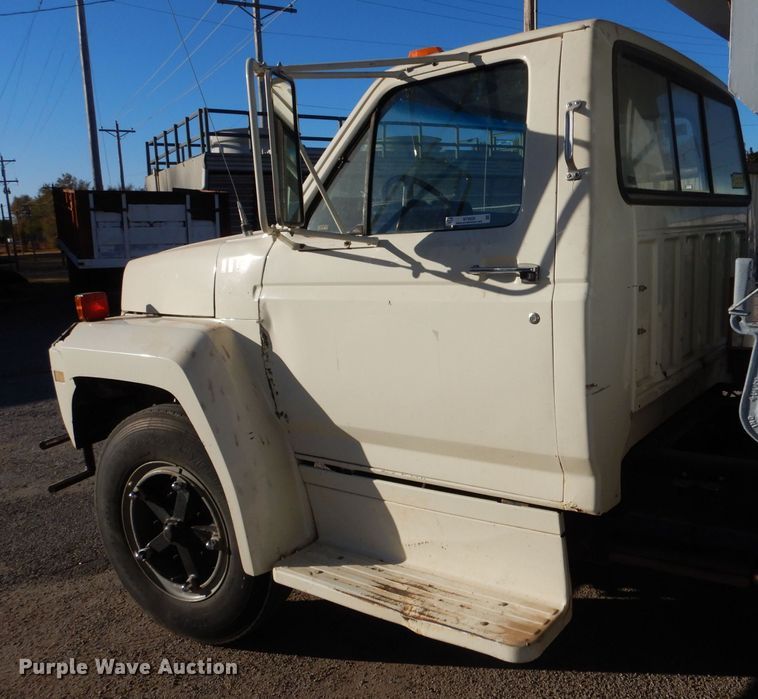 image for item MT9828 Ford  dump truck