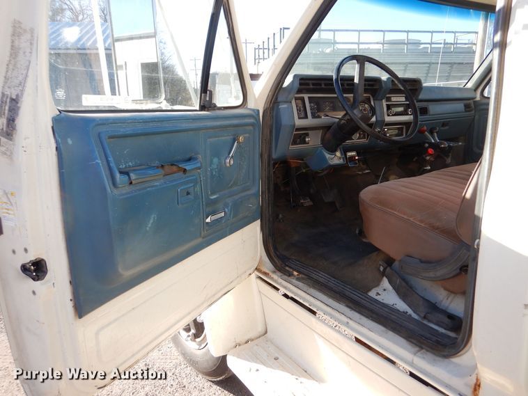 image for item MT9828 Ford  dump truck