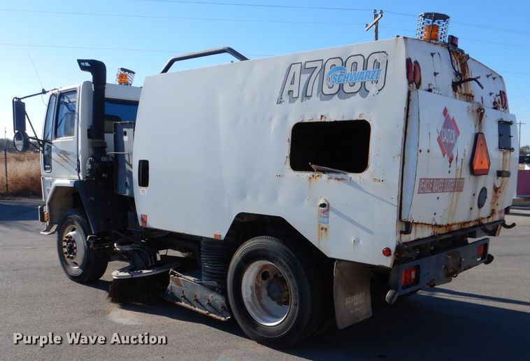 image for item MT9915 2005 Sterling SC8000  street sweeper truck