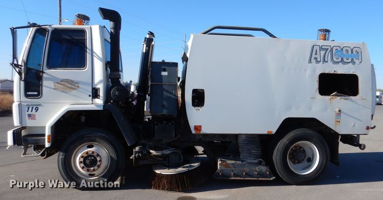 image for item MT9915 2005 Sterling SC8000  street sweeper truck