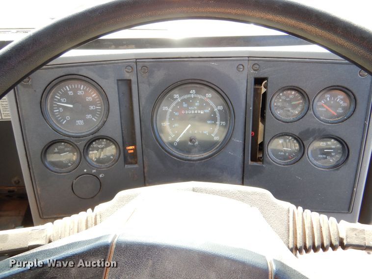 image for item MT9915 2005 Sterling SC8000  street sweeper truck