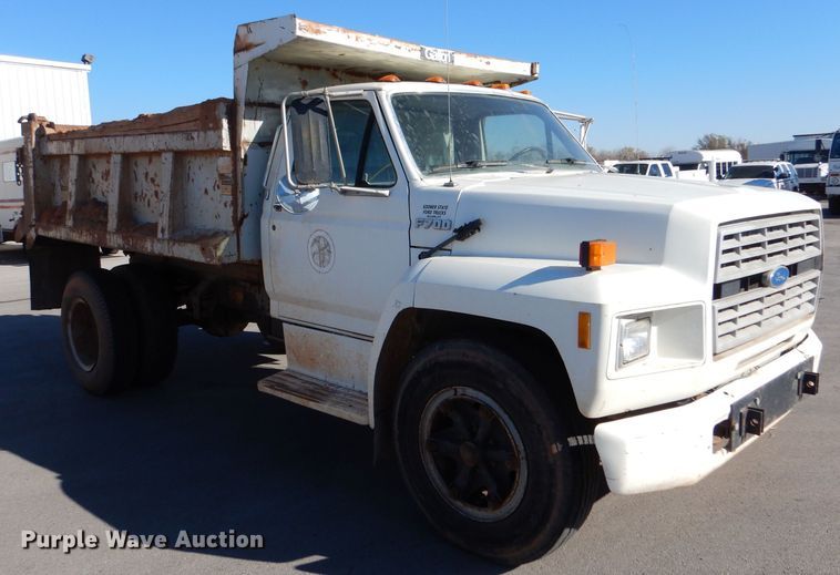 image for item MT9918 1994 Ford F700  dump truck