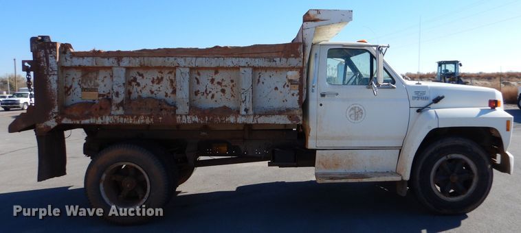 image for item MT9918 1994 Ford F700  dump truck