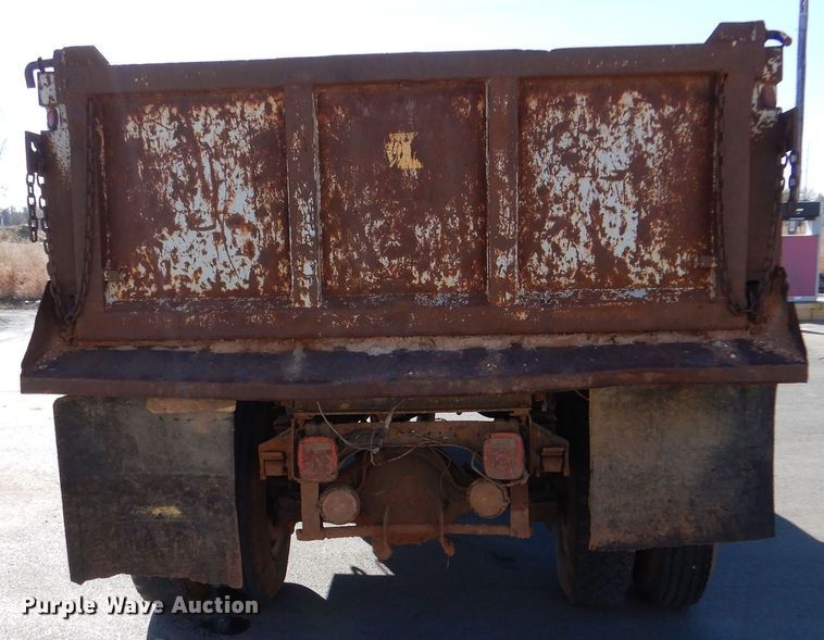 image for item MT9918 1994 Ford F700  dump truck