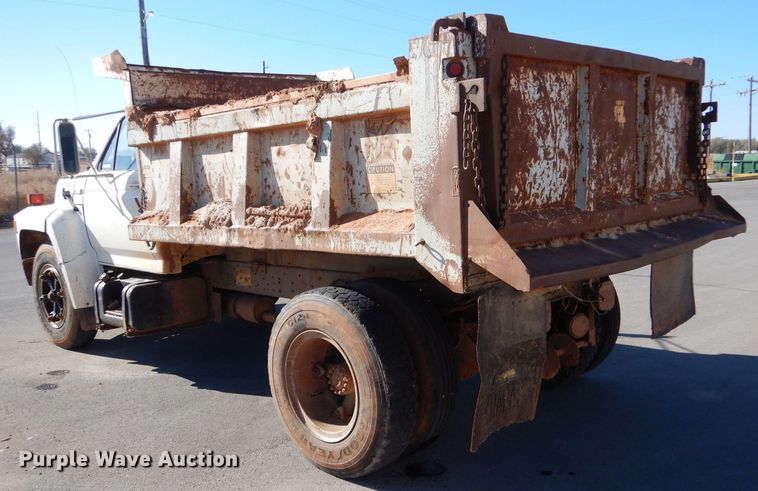 image for item MT9918 1994 Ford F700  dump truck
