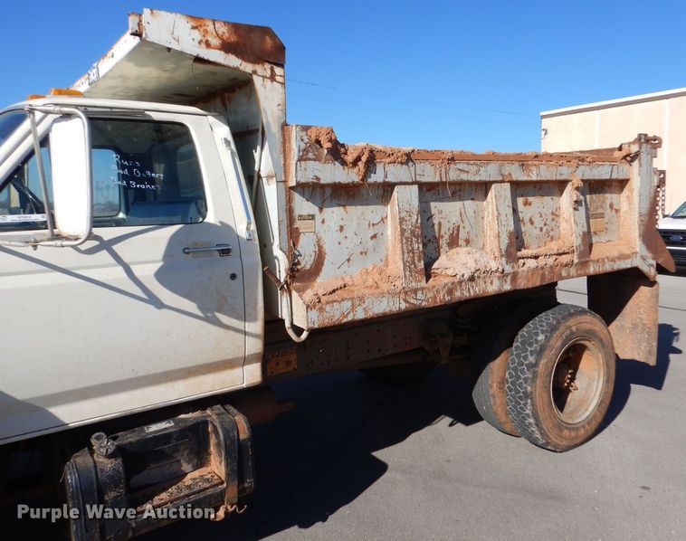 image for item MT9918 1994 Ford F700  dump truck