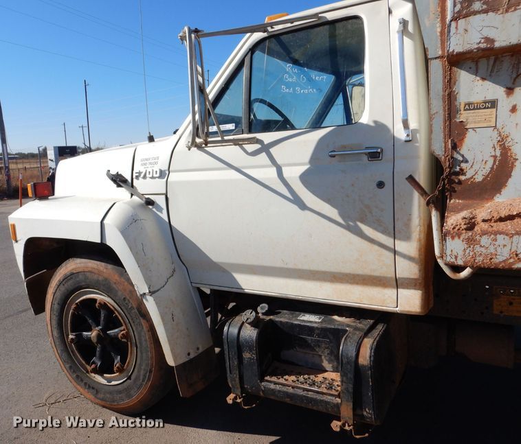 image for item MT9918 1994 Ford F700  dump truck