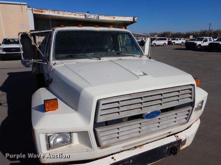 image for item MT9918 1994 Ford F700  dump truck