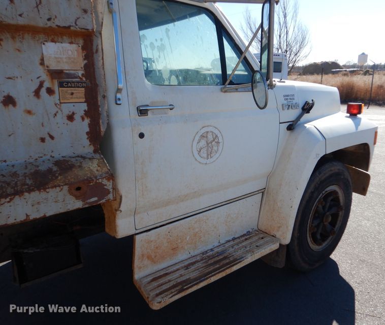 image for item MT9918 1994 Ford F700  dump truck