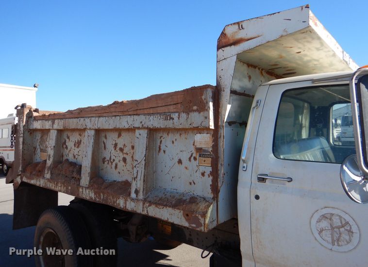 image for item MT9918 1994 Ford F700  dump truck