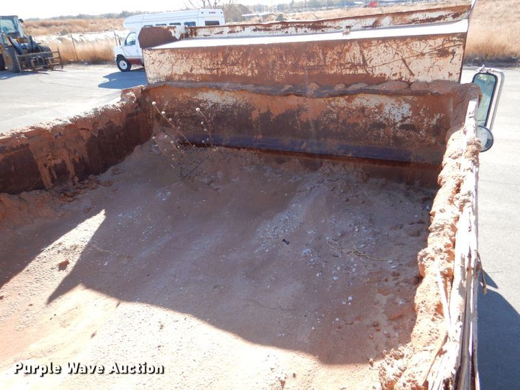 image for item MT9918 1994 Ford F700  dump truck