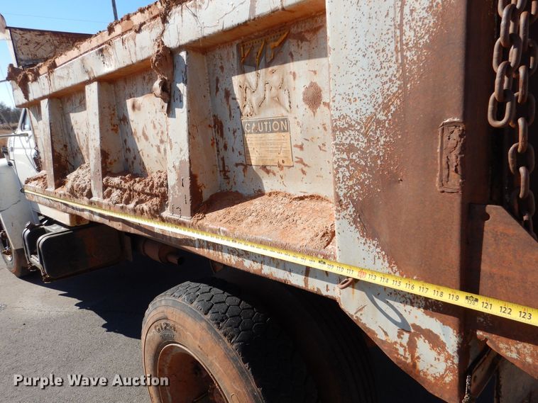 image for item MT9918 1994 Ford F700  dump truck
