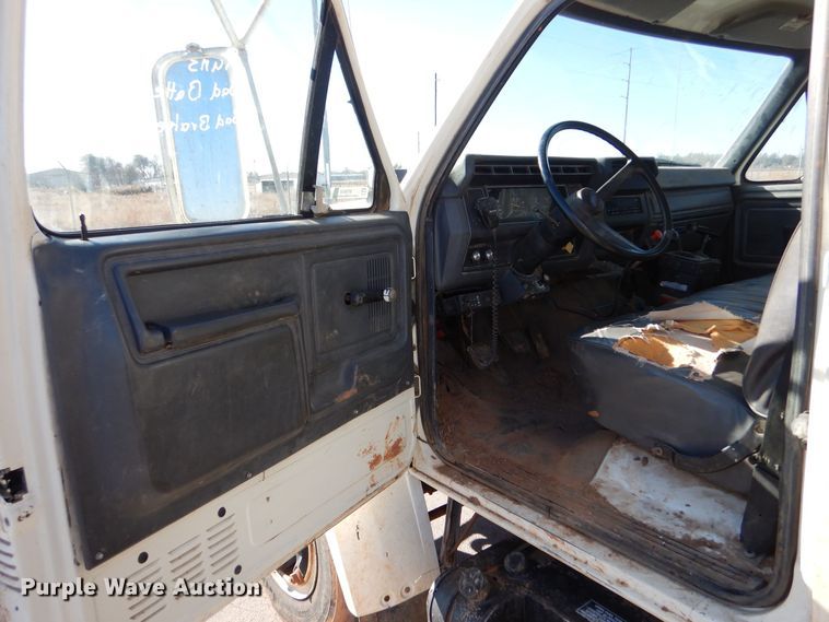 image for item MT9918 1994 Ford F700  dump truck
