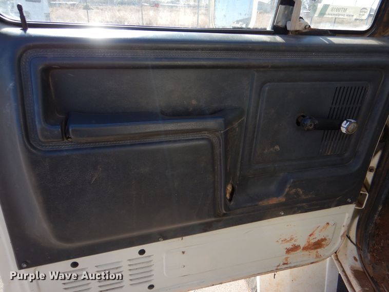 image for item MT9918 1994 Ford F700  dump truck