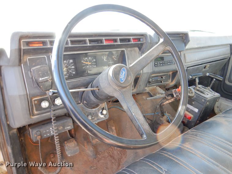 image for item MT9918 1994 Ford F700  dump truck