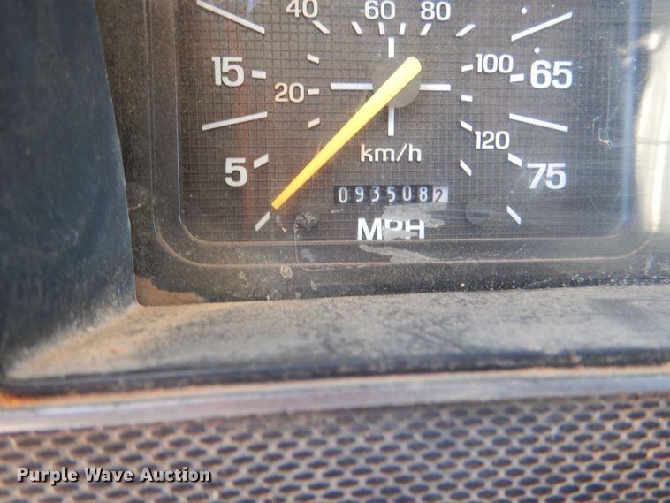 image for item MT9918 1994 Ford F700  dump truck