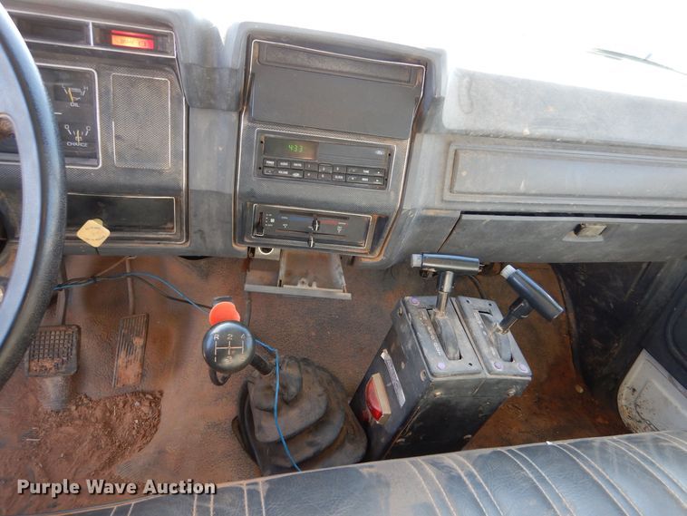 image for item MT9918 1994 Ford F700  dump truck