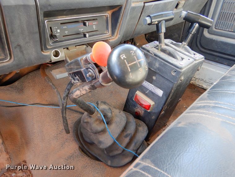 image for item MT9918 1994 Ford F700  dump truck