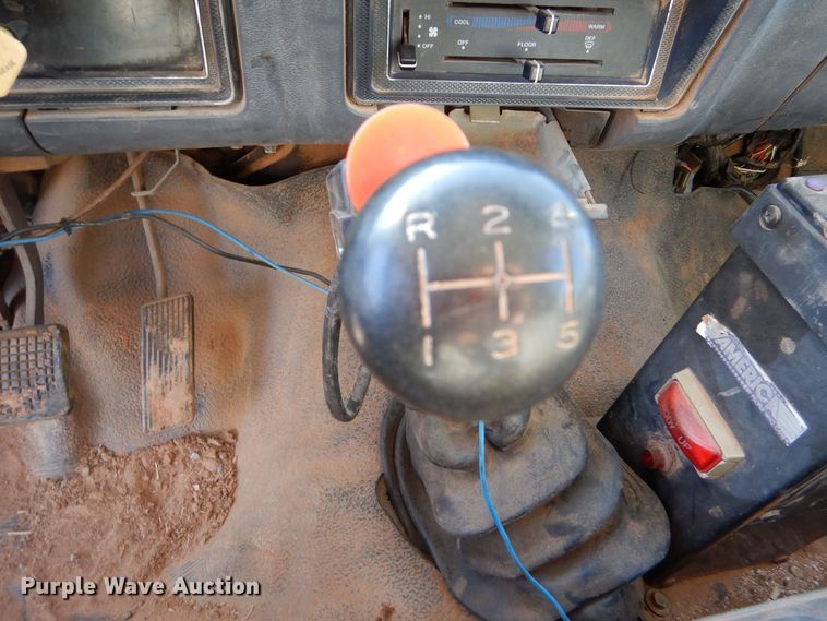 image for item MT9918 1994 Ford F700  dump truck