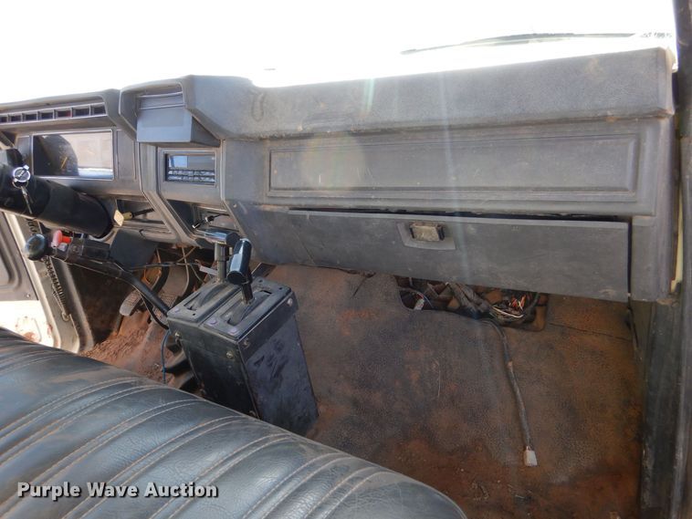 image for item MT9918 1994 Ford F700  dump truck