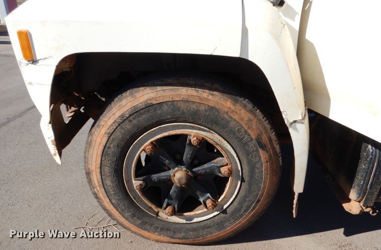 image for item MT9918 1994 Ford F700  dump truck