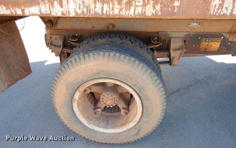 image for item MT9918 1994 Ford F700  dump truck
