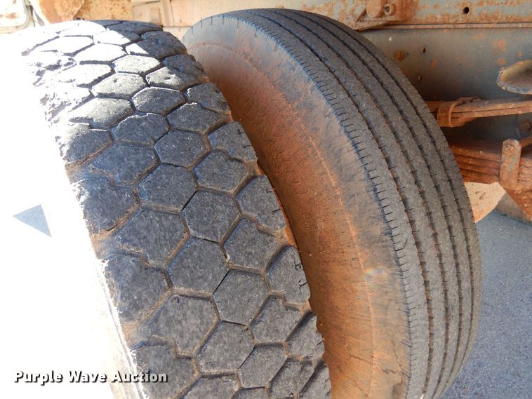 image for item MT9918 1994 Ford F700  dump truck