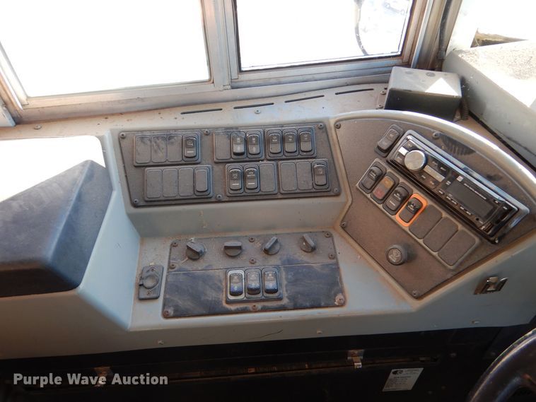 image for item MT9942 2003 International 3800  school bus