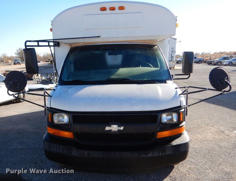 image for item MT9943 2004 Chevrolet Express G3500  school bus
