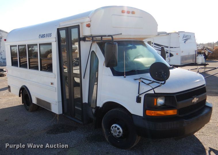 image for item MT9943 2004 Chevrolet Express G3500  school bus