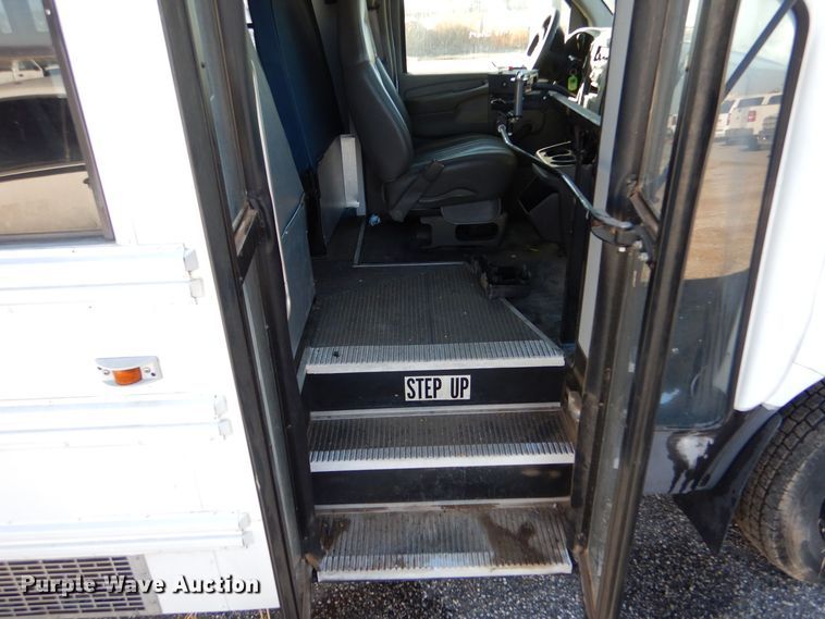 image for item MT9943 2004 Chevrolet Express G3500  school bus