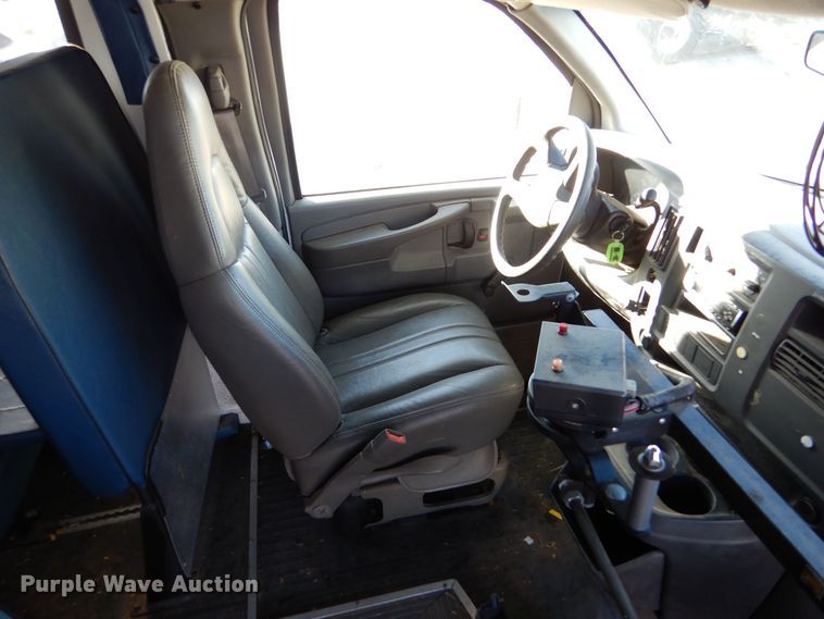 image for item MT9943 2004 Chevrolet Express G3500  school bus