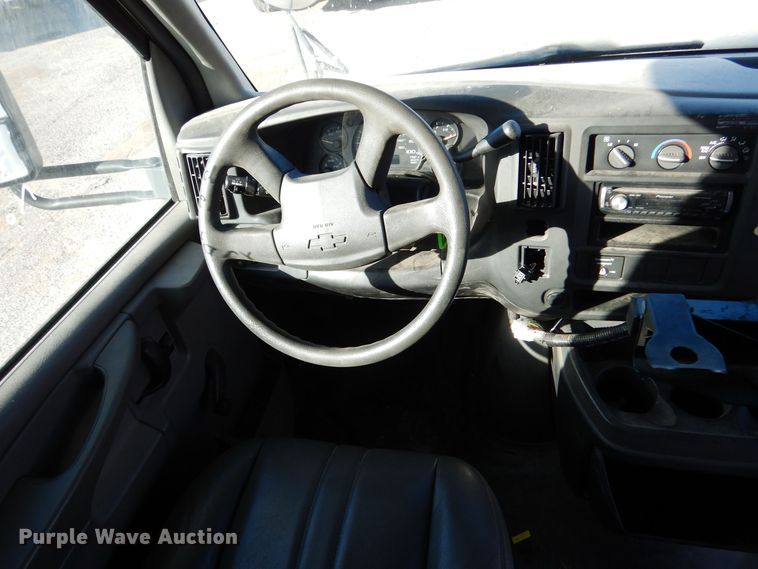 image for item MT9943 2004 Chevrolet Express G3500  school bus