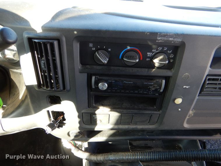 image for item MT9943 2004 Chevrolet Express G3500  school bus