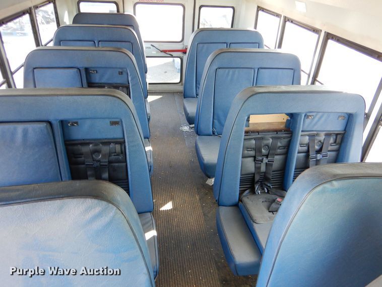 image for item MT9943 2004 Chevrolet Express G3500  school bus