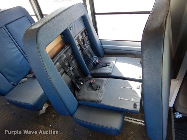 image for item MT9943 2004 Chevrolet Express G3500  school bus