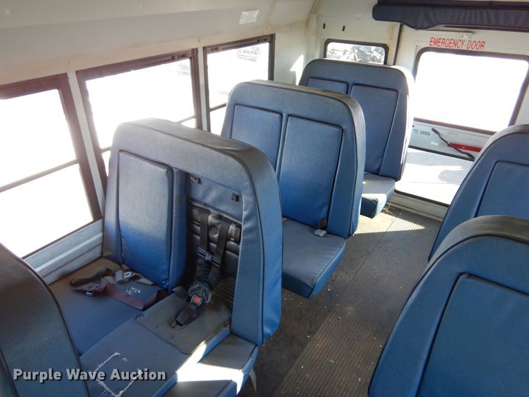 image for item MT9943 2004 Chevrolet Express G3500  school bus