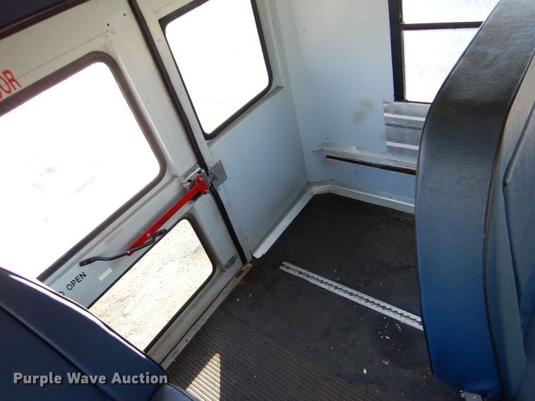 image for item MT9943 2004 Chevrolet Express G3500  school bus