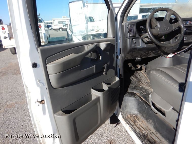 image for item MT9943 2004 Chevrolet Express G3500  school bus