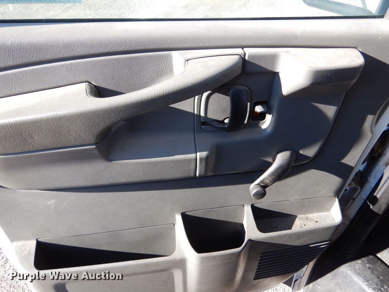 image for item MT9943 2004 Chevrolet Express G3500  school bus